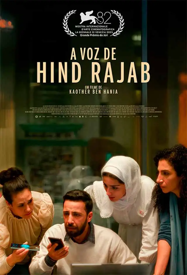 Cartaz de divulgação de A Voz d Hind Rajab, mostra três mulheres de pé em torno de um homem sentado, com cara de preocupado falando ao telefone.
